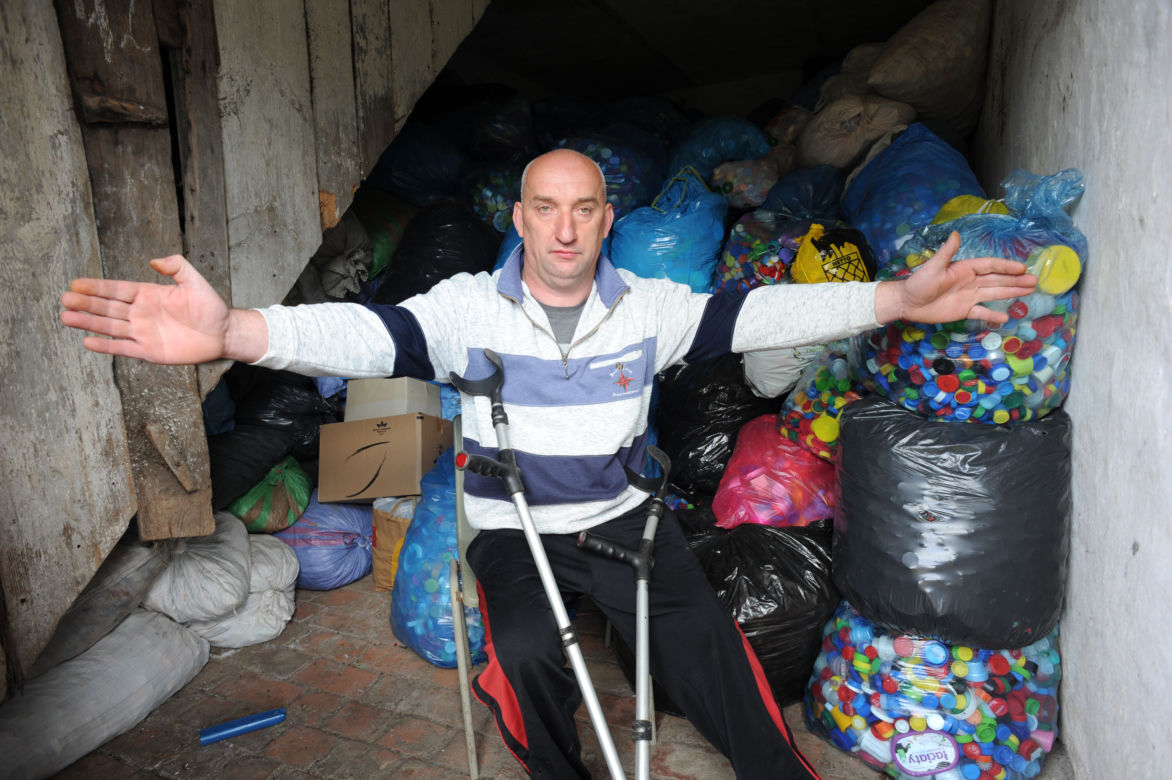 Za plastikowe nakrętki spełni ostatnią wolę ojca