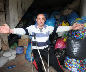 Za plastikowe nakrętki spełni ostatnią wolę ojca