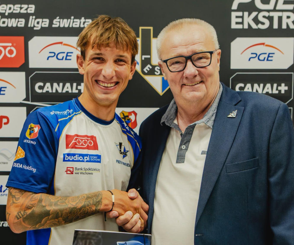 Uśmiechnięty Piotr Pawlicki w biało-niebieskich barwach Unii Leszno. O nowym kontrakcie przeczytasz na Eska Leszno.