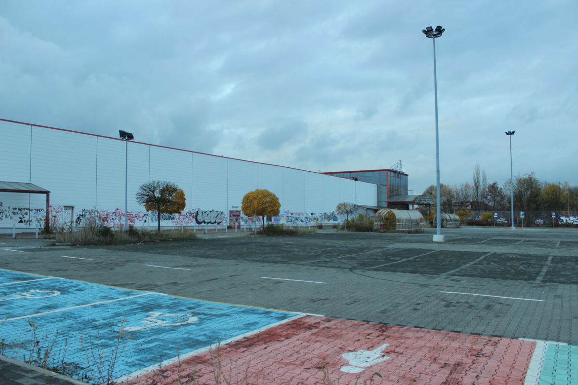 Dawny supermarket Auchan w Dąbrowie Górniczej już nie będzie straszył
