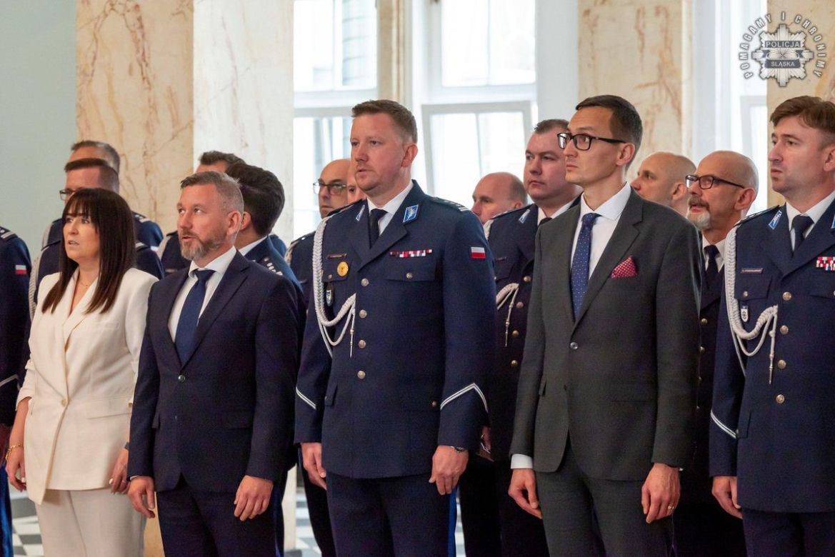 Nowi policjanci zasilili szeregi śląskiej policji! Wśród nich osiem policjantek
