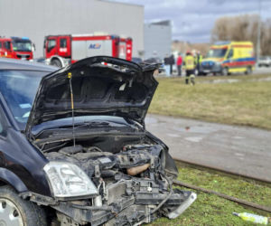 Wypadek w Starachowicach. Skosił słup i wylądował na torach kolejki wąskotorowej
