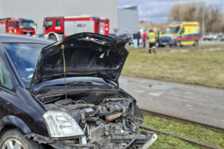 Wypadek w Starachowicach. Skosił słup i wylądował na torach kolejki wąskotorowej