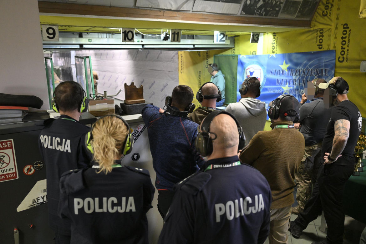 Zawody strzeleckie w Warszawie. Z bronią weterani, funkcjonariusze i żołnierze