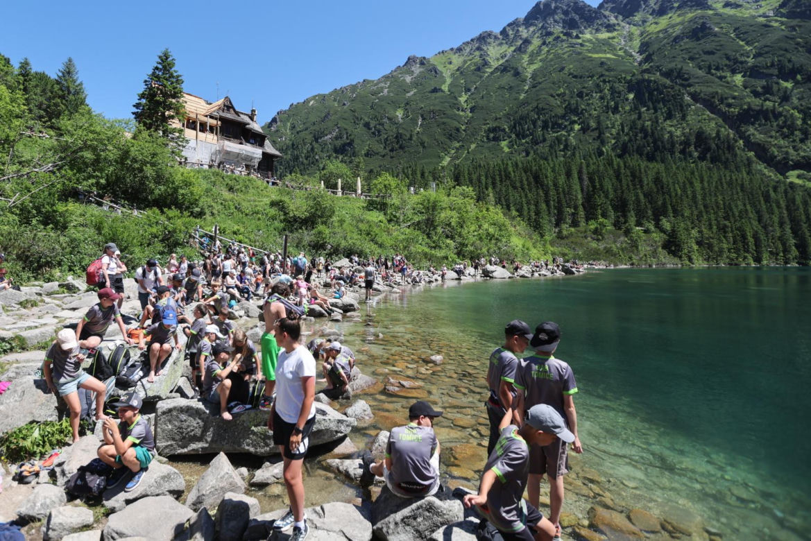 Turyści w drodze na Morskie Oko