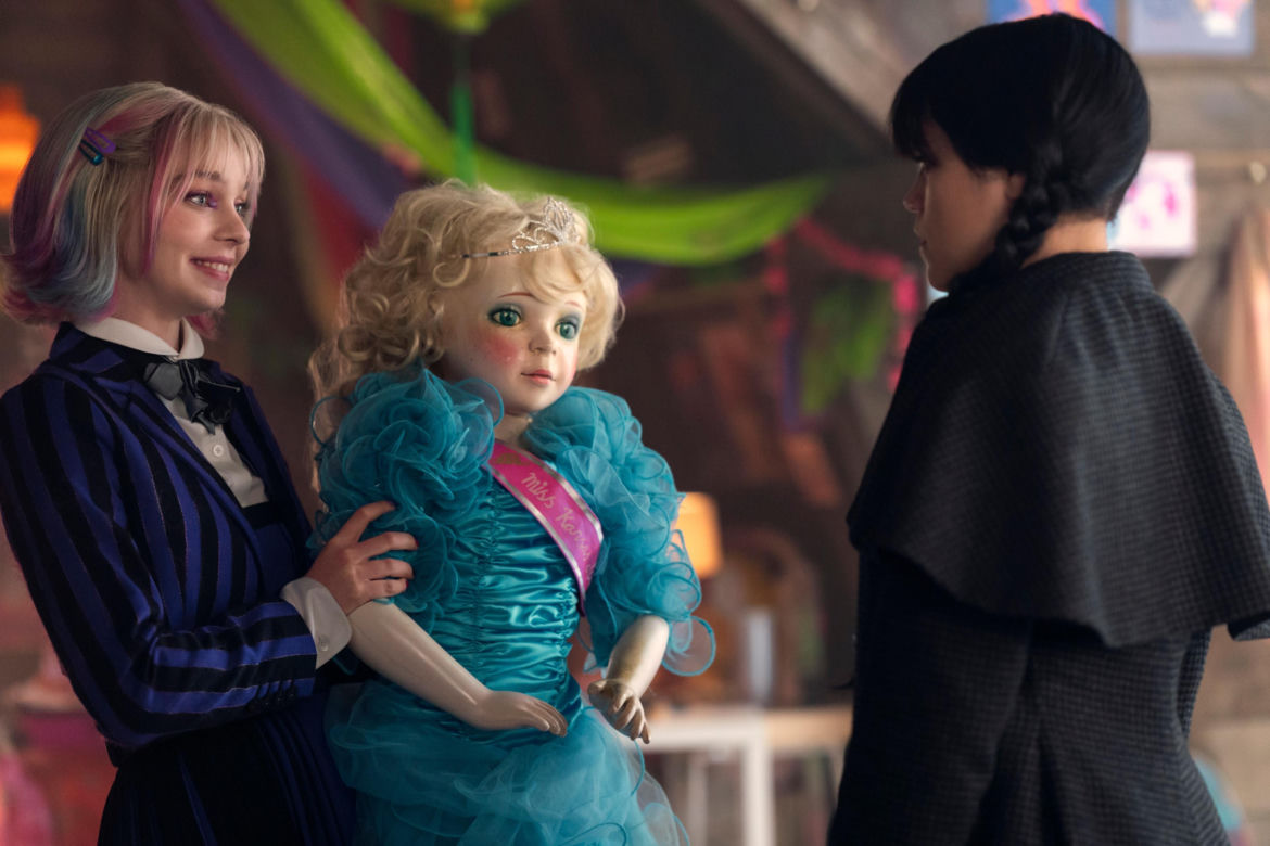 W roli głównej powraca oczywiście Jenna Ortega, a rodzina Addamsów otrzyma więcej czasu ekranowego.