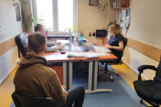 Rozbój na Mokotowie. Nastoletni pseudokibice zaatakowali ojca z synem