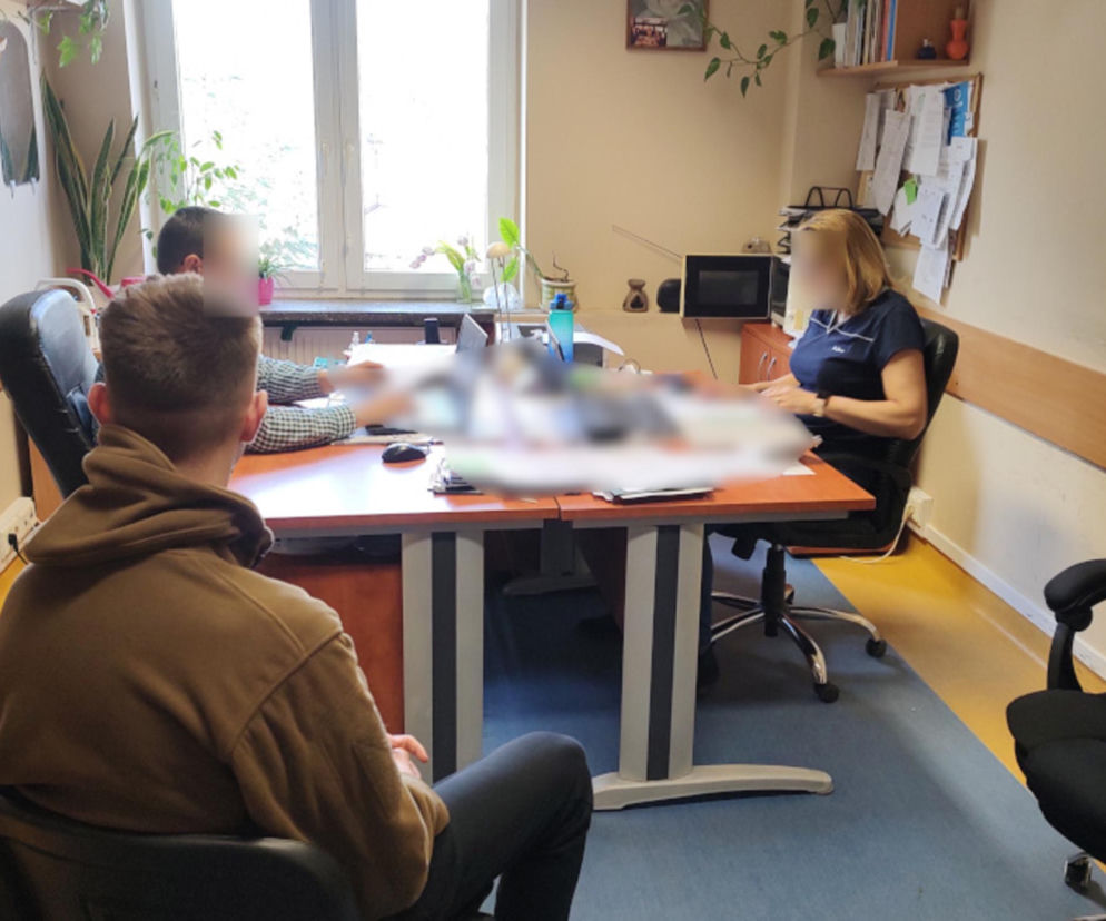 Rozbój na Mokotowie. Nastoletni pseudokibice zaatakowali ojca z synem