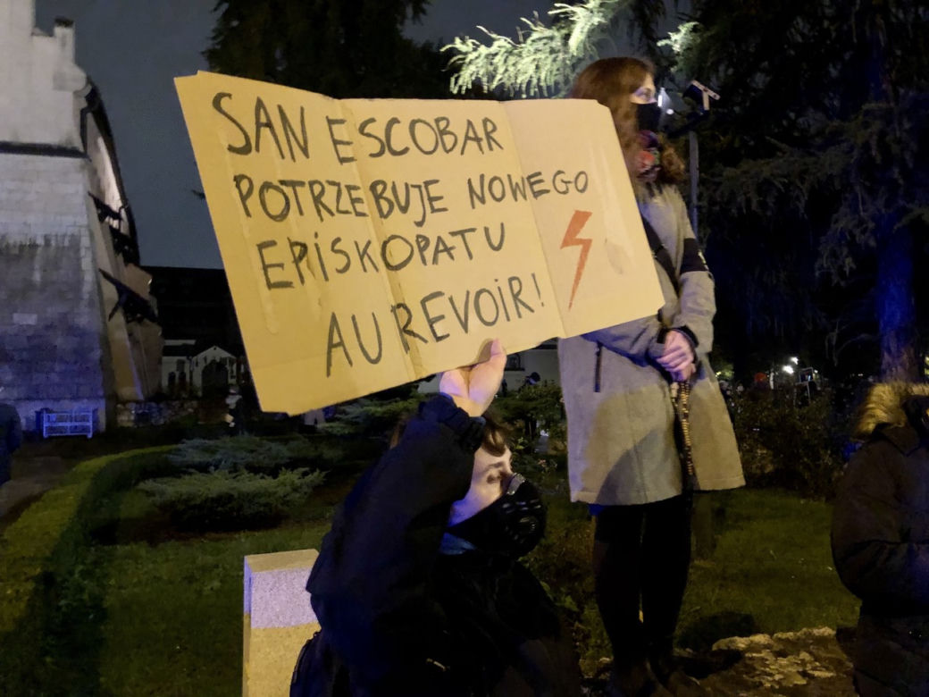 Protest przeciwko kardynałowi Stanisławowi Dziwiszowi w Krakowie