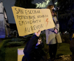 Protest przeciwko kardynałowi Stanisławowi Dziwiszowi w Krakowie