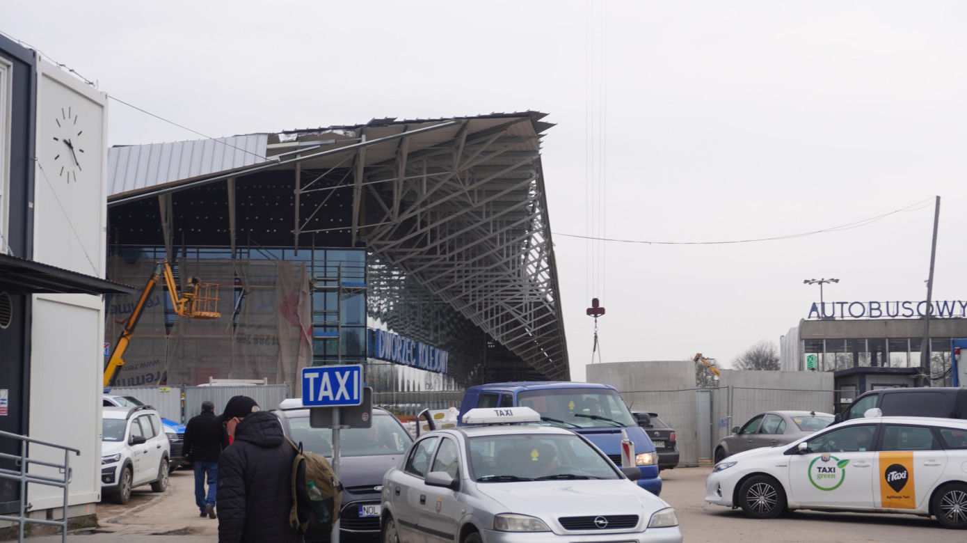 Dworzec Olsztyn Główny coraz bliżej. Postępują prace przy budynku oraz na peronach