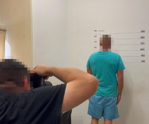 Brutalny atak na przejściu w centrum Warszawy. 33-latek bez powodu powalił pięścią mlodego Ukraińca
