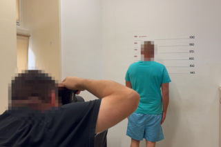 Brutalny atak na przejściu w centrum Warszawy. 33-latek bez powodu powalił pięścią mlodego Ukraińca