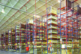 Jak dobrać regały magazynowe do technologii składowania i rotacji towarów?