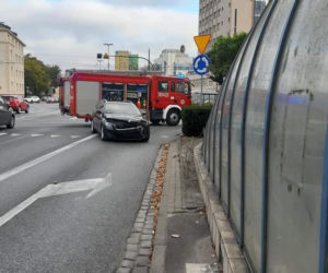 Wypadek na rondzie Jagiellonów w Bydgoszczy. Samochód wbił się w osłonę podziemnego przejścia