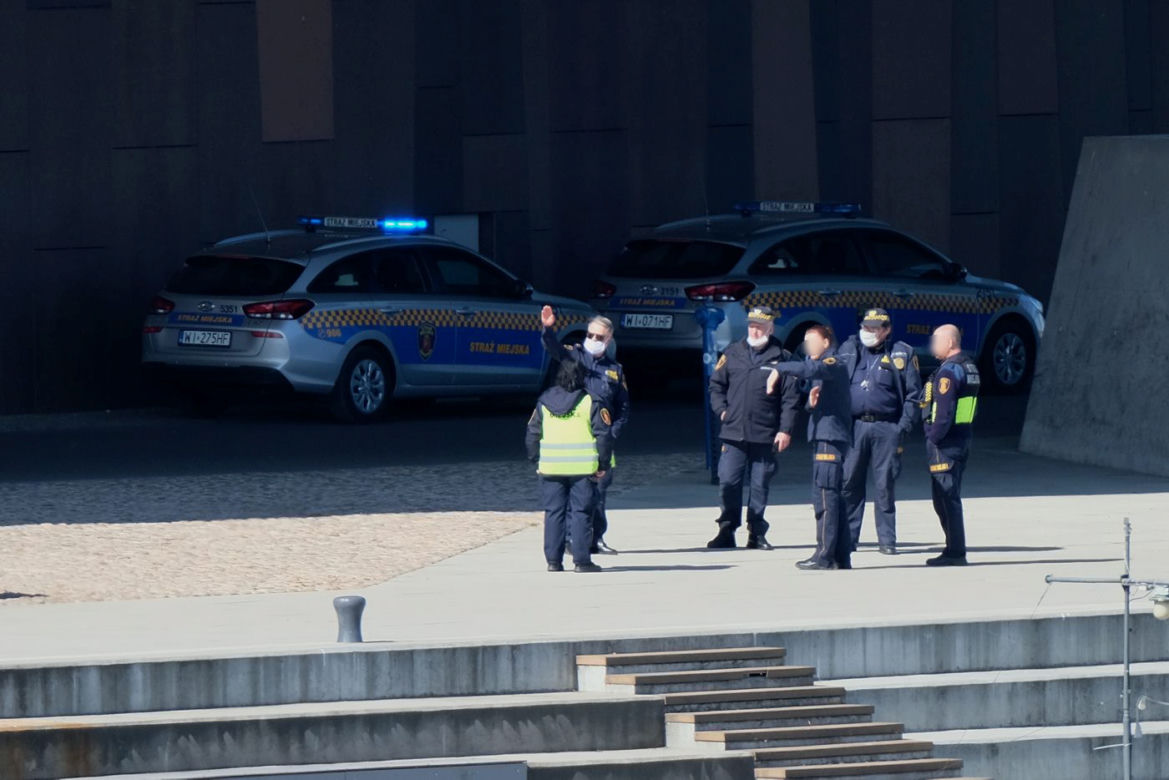 Strażnicy nie noszą maseczek. Skandaliczne zachowanie