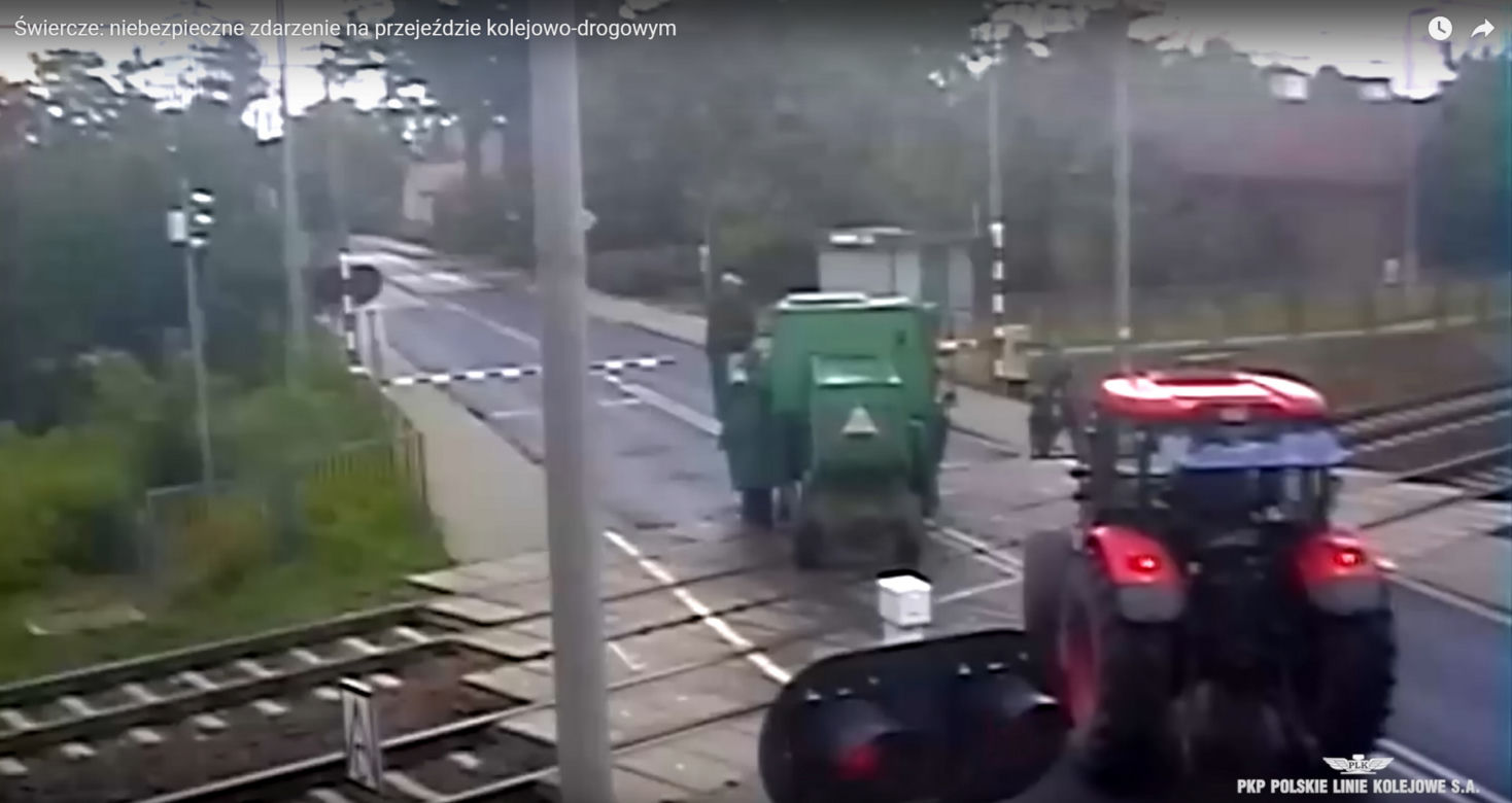 Groza na przejeździe kolejowym pod Pułtuskiem. Ciągnik wepchnął kombajn na tory! [ZDJĘCIA].