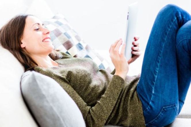 kobieta, uśmiech, radość, radosna kobieta, szczęśliwa kobieta, tablet, portal randkowy, zakupy internetowe, internet
