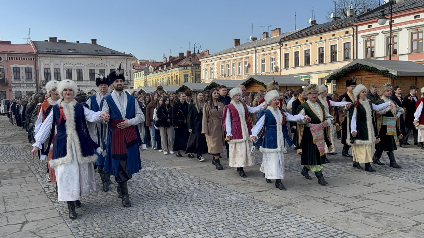 Maturzyści z Nowego Sącza zatańczyli poloneza na Rynku 