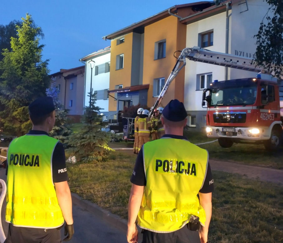Podpalił budynek, potem ruszył z nożem na policjanta i strażaka! Padł strzał
