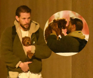 Sebastian Fabijański z pieskiem na spacerze