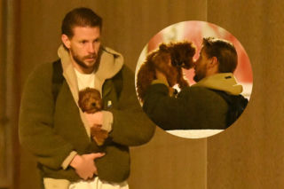 Sebastian Fabijański z pieskiem na spacerze