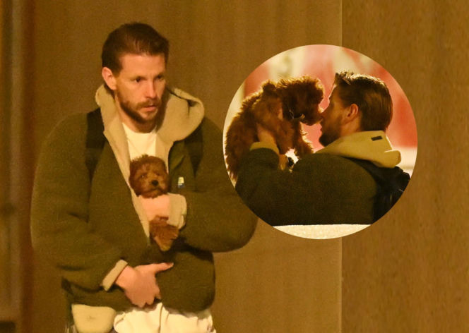 Sebastian Fabijański z pieskiem na spacerze