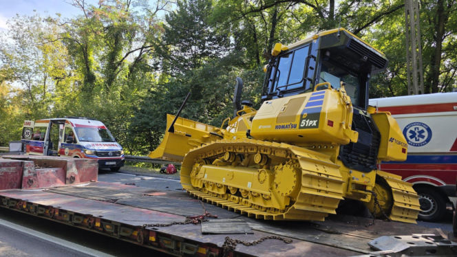 Sprzęt przewożony na lawecie zsunął się i uderzył w karetkę. Poważny wypadek w Czchowie