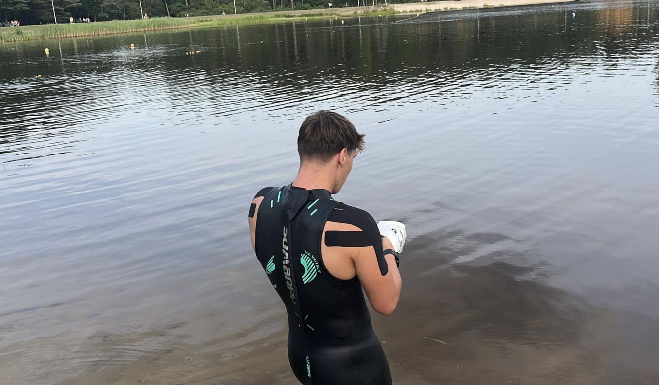 Damian płynie 100 km bez przerwy, aby pomóc Adasiowi!