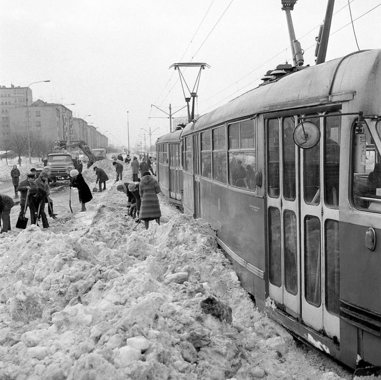 W odśnieżaniu ulic i torów brali udział wszyscy, nawet pasażerowie tramwaju, który utknął w zaspie