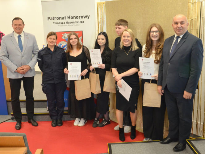 „Plastyczne Oscary” i mosty między pokoleniami. Wielki finał konkursów w ramach kampanii „Widzę – rozmawiam – reaguję” w Siedlcach