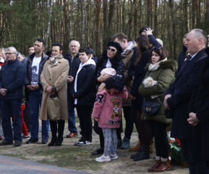 Wizyta na cmentarzu i łzy na mszy świętej. Ewa Krawczyk w pierwszą rocznicę śmierci męża
