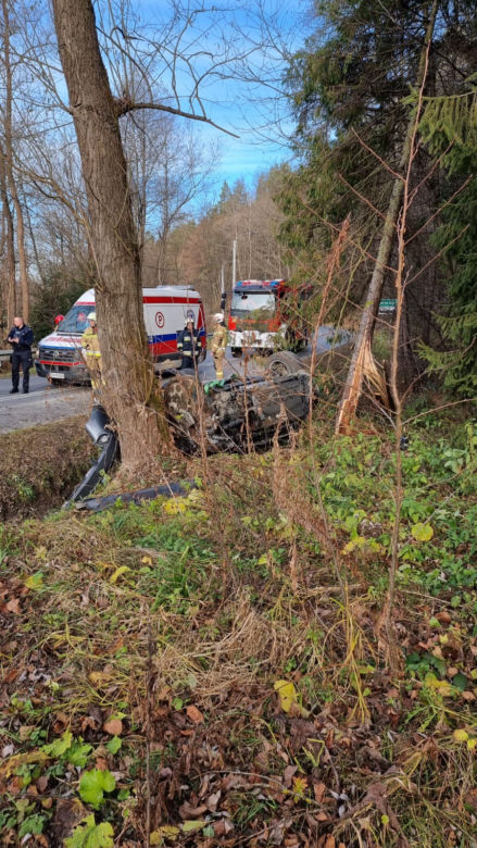 Koszmarne dachowanie w Łazach Biegonickich. Dwie osoby w szpitalu