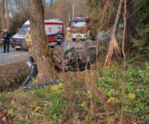 Koszmarne dachowanie w Łazach Biegonickich. Dwie osoby w szpitalu