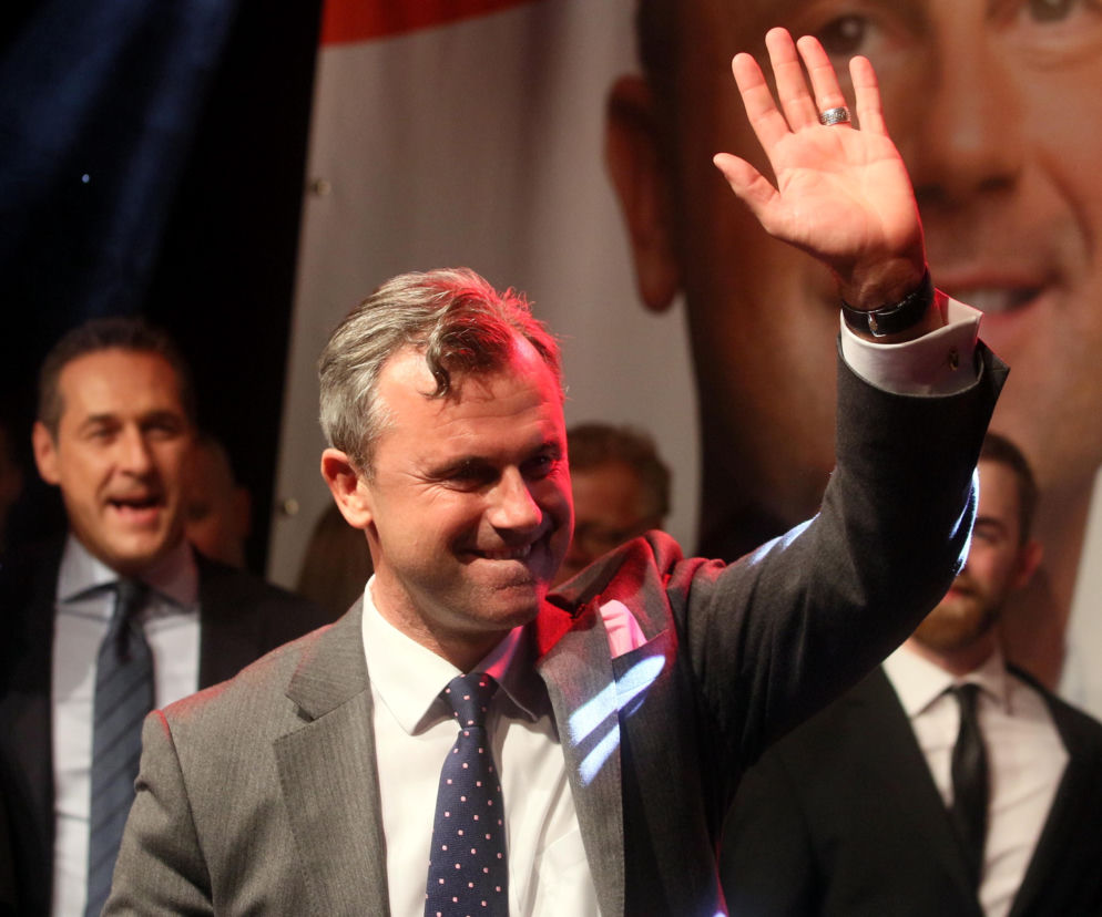 Norbert Hofer chce wyrzucić uchodźców, został prezydentem?! Polityczne trzęsienie ziemi w Austrii
