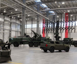 Program San to antydronowy „szwajcarski scyzoryk”? Premier i Szef MON na podpisaniu umowy