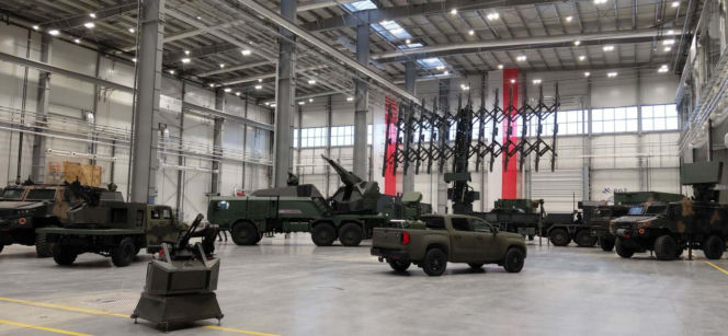 Program San to antydronowy „szwajcarski scyzoryk”? Premier i Szef MON na podpisaniu umowy