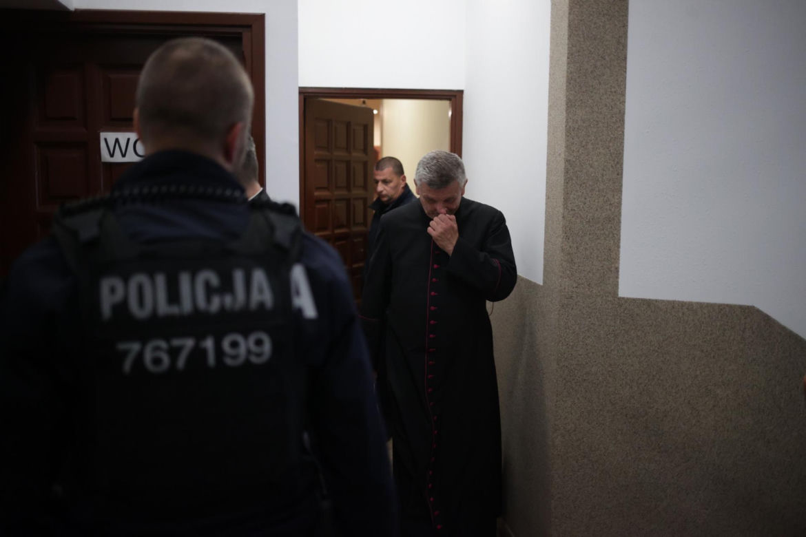 Biskup ewakuowany przez policję. Wierni krzyczeli: "Ty tchórzu!". Nocna awantura w parafii