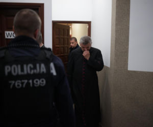 Biskup ewakuowany przez policję. Wierni krzyczeli: Ty tchórzu!. Nocna awantura w parafii