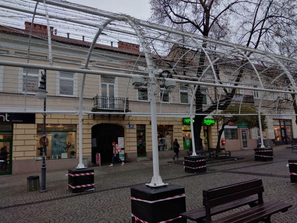 Radom szykuje się na święta. Trwa montaż ozdób