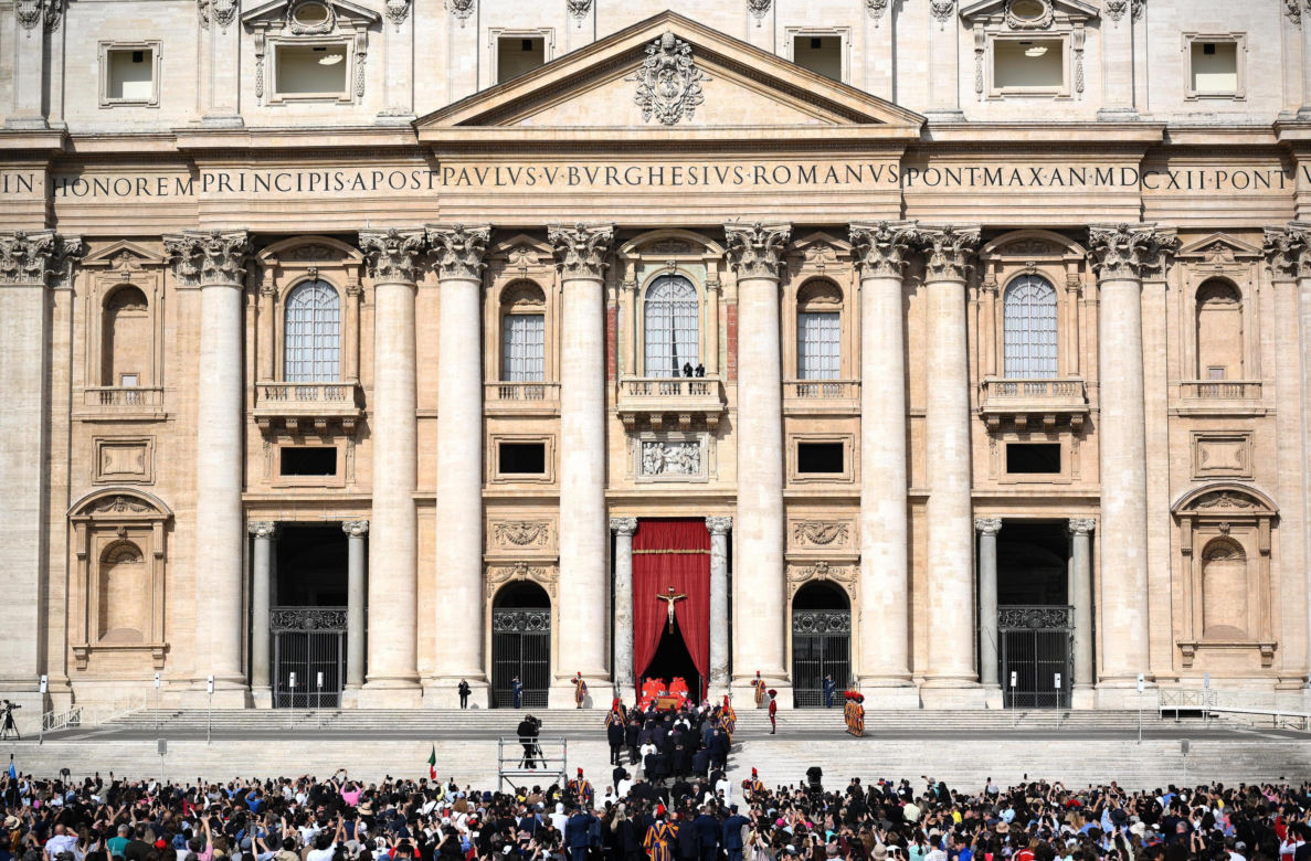 Trumna z ciałem papieża Franciszka przeniesiona w procesji do bazyliki Św. Piotra