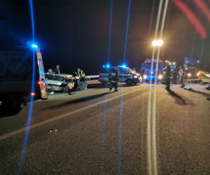 Chciał popełnić samobójstwo, uciekał przed policją, zginął. Wypadek pod Lesznem