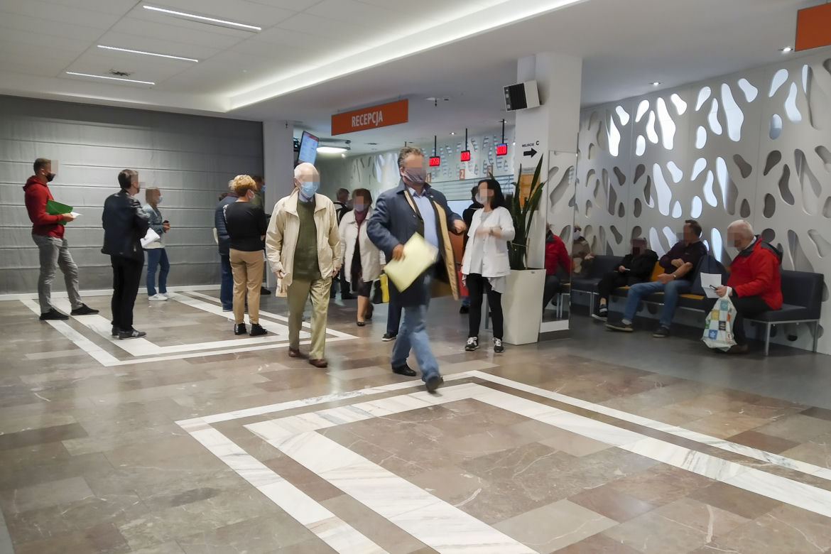 Horror w Instytucie Onkologii. Stłoczeni pacjenci na korytarzach. Tak szpital przestrzega wytycznych?
