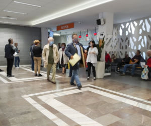 Horror w Instytucie Onkologii. Stłoczeni pacjenci na korytarzach. Tak szpital przestrzega wytycznych?