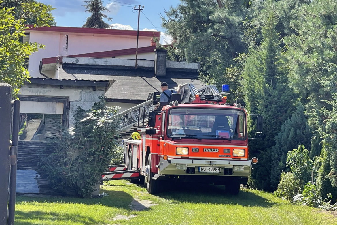 Koszmar w Łomiankach. Mężczyzna zmarł na dachu domu 
