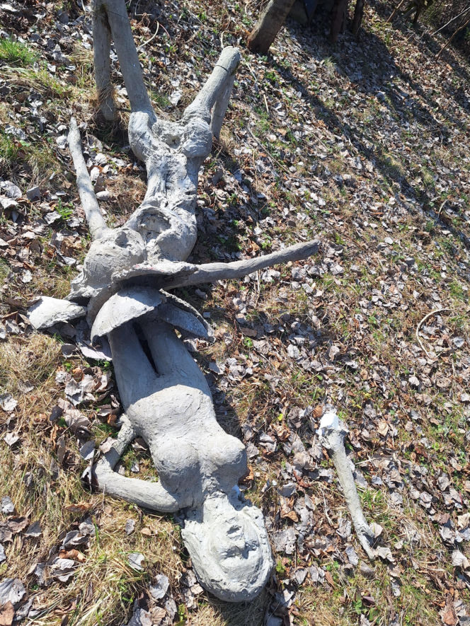 Surrealistyczne rzeźby zdobią ogród. Budzą niepokój i ciekawość