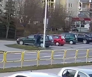 Suwałki. Łobuz w kapturze walił w zielonego passata. Nagrała go kamera [WIDEO]