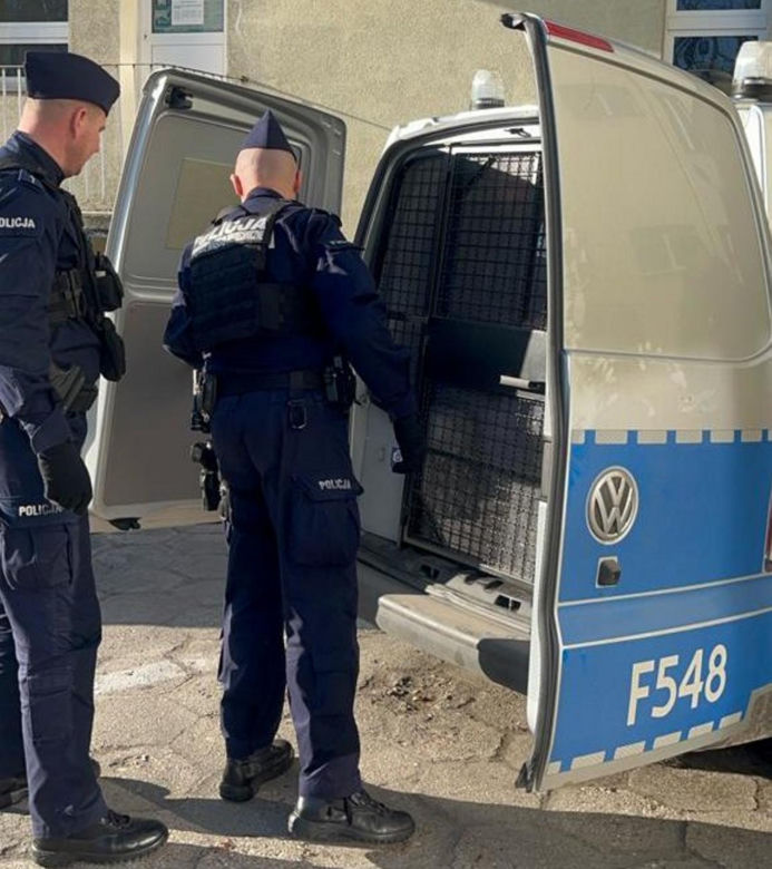 Potrącony policjant z Poddębic walczy o życie. Domniemany sprawca próbował spalić auto [ZDJĘCIA]