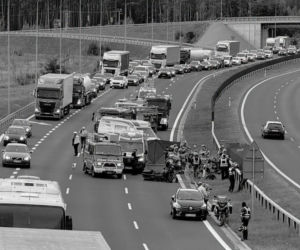 Pojechali razem harleyem. 52-latek zginął na oczach żony. Tragedia na S3