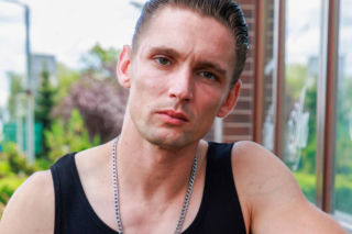 Filip Gurłacz zdradza sekrety serialu Dzielnica strachu. Zrobi się... romantycznie